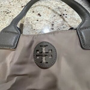 Tory Burch Tote  NylonTaupe Color
Little wear  on Strap 
Still lots of use left
